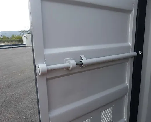 Container da 15 piedi con impianto elettrico, griglie di ventilazione e serratura a chiave