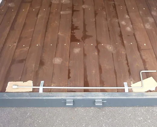 Container da 15 piedi con impianto elettrico, griglie di ventilazione e serratura a chiave
