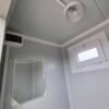 Container sanitario SCEW RAL 9002 Bianco grigiastro | A 2335 x L 1650 x P 1200 mm | porta a un'anta | con acqua calda