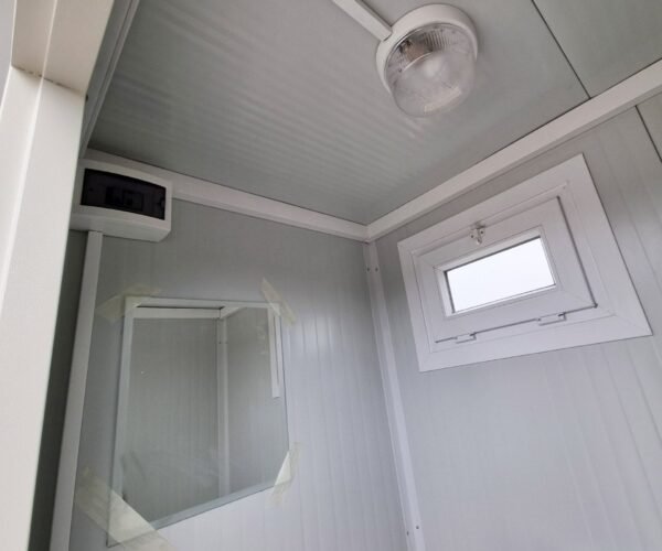 Container sanitario SCEW RAL 9002 Bianco grigiastro | A 2335 x L 1650 x P 1200 mm | porta a un'anta | con acqua calda