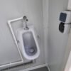 Container sanitario SCEW RAL 9002 Bianco grigiastro | A 2335 x L 1650 x P 1200 mm | porta a un'anta | con acqua calda
