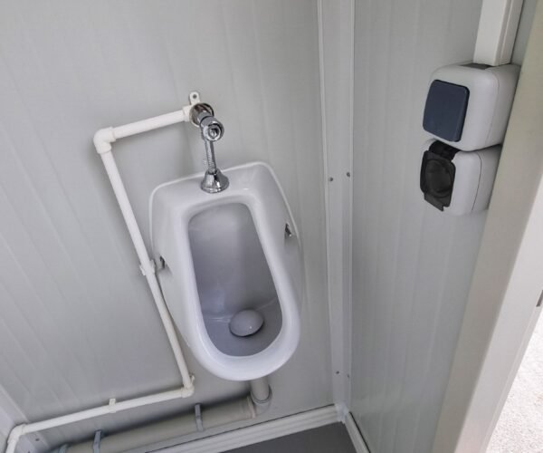 Container sanitario SCEW RAL 9002 Bianco grigiastro | A 2335 x L 1650 x P 1200 mm | porta a un'anta | con acqua calda