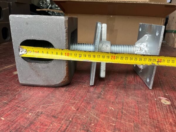 Piedini di livellamento per container marittimo