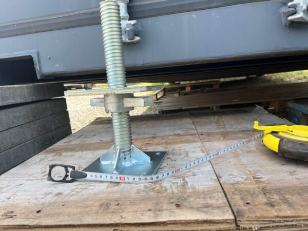 Piedini di livellamento per container marittimo
