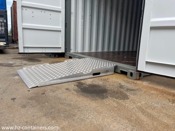 Rampa di accesso al container con barriera